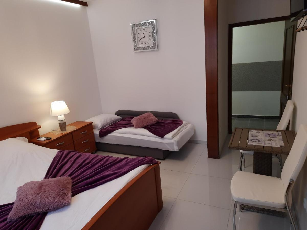 Anagora Iii Apartment